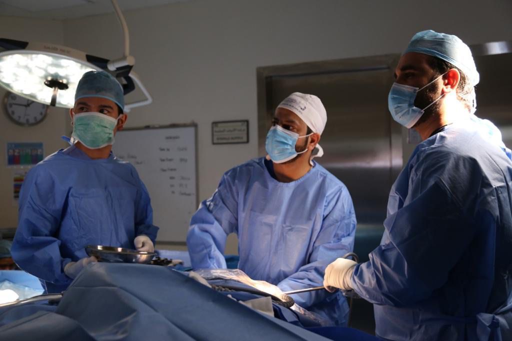 فريق جراحي أثناء العملية